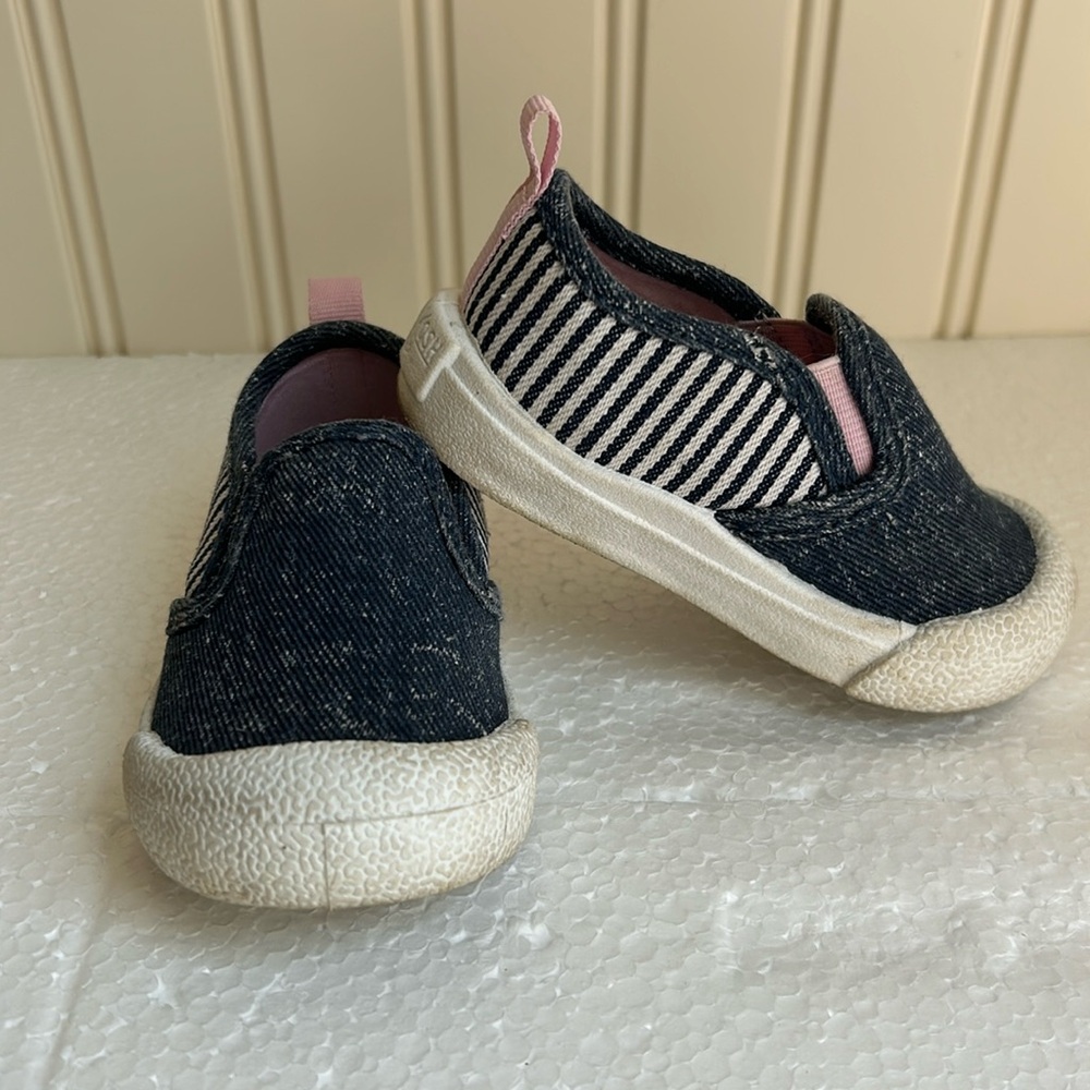 OshKosh B’gosh girl slip on denim stripe washable sneaker size5M blue white pink